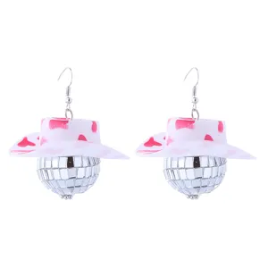 Detailansicht von Disco Cowgirl Ohrringen mit rosa Cowboyhut und silbernem Spiegelkugel-Design.