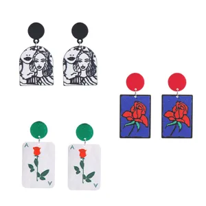 Ensemble de boucles d'oreilles en acrylique avec visages artistiques et imprimés de roses.
