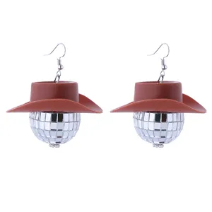 Detailansicht der ausgefallenen 70er Jahre Retro Disco Kugel und Cowboyhut Ohrringe.