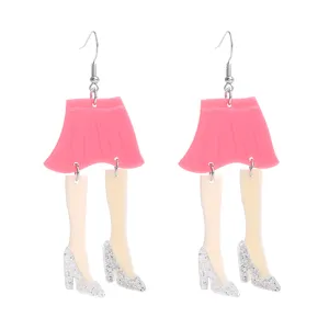Kreative Acryl Ohrringe mit rosa Rock und Glitzer High Heels, lustiger und einzigartiger Look.