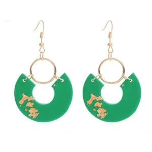 Elegante grüne Harz-Ohrringe mit Goldfolien-Akzenten, geometrischer Hänge-Stil für Alltag.