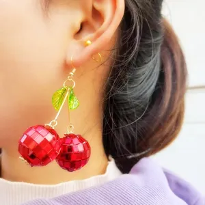 Niedliche rote Spiegelkugel Kirsch-Ohrringe mit grünen Blättern, süßer Schmuck.
