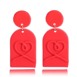 Rote Fimo Herz Ohrringe Detailansicht, süßer romantischer roter langer Hänger Schmuck.