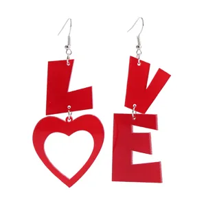Nahaufnahme von roten Acryl LOVE Buchstaben Ohrringen mit Herz, trendiges Schmuckdesign.