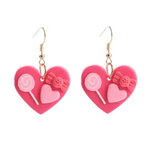 Handgemachte rosa Fimo Herz Ohrringe mit süßen Bonbon Details und Goldhaken für den Alltag.