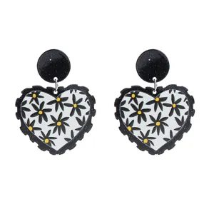 Boucles d'oreilles cœur acrylique marguerite noir et blanc, joli détail tendance.