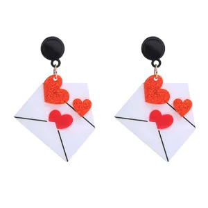 Detailaufnahme kreativer Valentinstag Acryl Umschlag Herz Ohrringe mit rotem Glitzer Design.