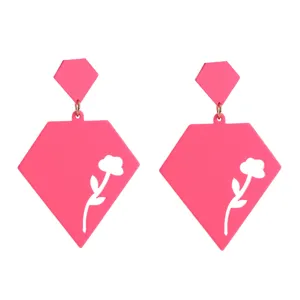 Schicke rosa Acryl geometrische Ohrringe mit hohlem Blumendesign für moderne Damen.
