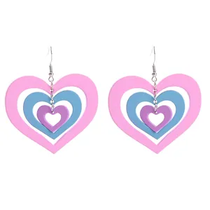 Mehrschichtige herzförmige Ohrringe mit rosa, blauen und lila Acryl-Herzen für Damen.