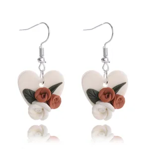 Polymerlehm Herz Ohrringe mit Miniatur Rosen süß romantisch Schmuck Detailansicht.