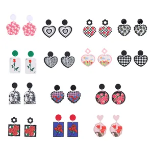 Ensemble de boucles d'oreilles en acrylique avec motif de roses et cœurs pour femmes.