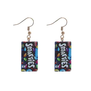 Nahaufnahme der Miniatur Smarties Bonbon Verpackung Ohrringe mit goldenen Haken.