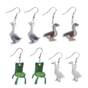 Niedliches Acryl lustige Tier und Stuhl Ohrringe Set mit süssen Enten und schrägen Froschdesigns.