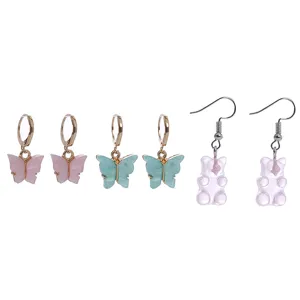 Detailansicht des niedlichen Harz Schmetterling und Gummibärchen Ohrring Sets für süssen Stil.