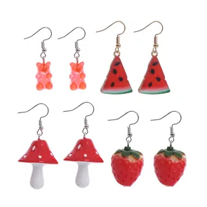 Detailansicht des niedlichen Harz Ohrringe Sets mit Bär, Wassermelone, Pilz und Erdbeere.