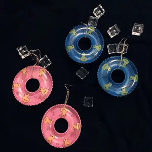 Boucles d'oreilles anneau de natation canard jaune, bijoux de fete style punk drole.