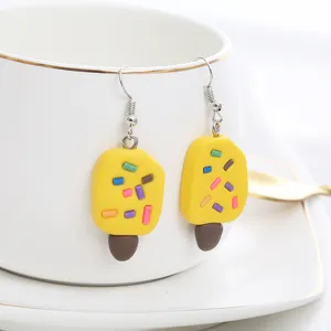 Süsse gelbe Eiskrem Ton Ohrringe mit bunten Streuseln, handgefertigter Modeschmuck.