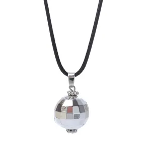 Vue détaillée d'un collier pendentif boule disco rétro des années 70 avec cordon noir.