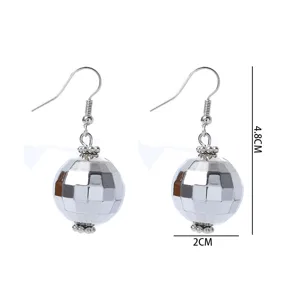Boucles d'oreilles boule disco argentees pour femmes, pendentif boule retro chic.