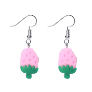 Nahaufnahme niedlicher Erdbeer-Ohrringe, rosa Harz-Frucht-Design mit silbernen Ohrhaken.