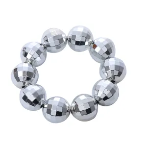 Primo piano dettagliato e ravvicinato di gioielli con perle a sfera disco argentate.