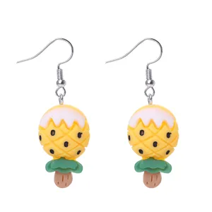 Nahaufnahme von süßen Cartoon-Frucht-Eis-Ohrringen mit Silberhaken. Schöner Modeschmuck.