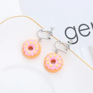 Handgemachte weiche Ton Donut Clip-Ohrringe, süße rosa Glasur Cartoon Schmuck für Frauen.