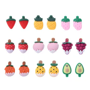Nahaufnahme Details von süßen Frucht- und Eislutscher Ohrringen in Sommerstilen.