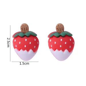 Nahaufnahme Detail süßer Erdbeer-Eis-Ohrringe, süßes Cartoon-Frucht-Design, Sommerschmuck.