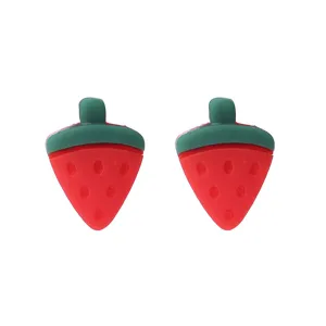 Süße rote Erdbeere Detailaufnahme, süßer Fruchtstil kleine Ohrstecker, lebendige Farben.