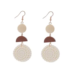 Geometrische Ohrhänger aus Holz mit gewebtem Kreisanhänger, langer Retro-Modeschmuck.
