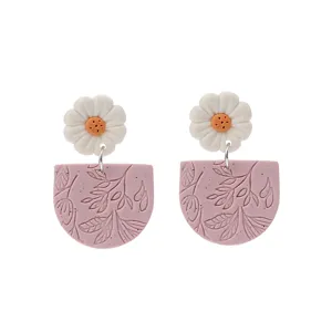 Detailansicht der Polymer-Ton-Ohrringe mit weißem Gänseblümchen-Stift und rosa Halbkreis-Anhänger.
