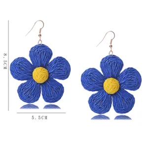 Pendientes colgantes de flores de paja tejida bohemios, pendientes florales azules de vacaciones.