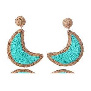 Pendientes colgantes de luna de paja tejida bohemia para mujeres, joyas elegantes de playa.