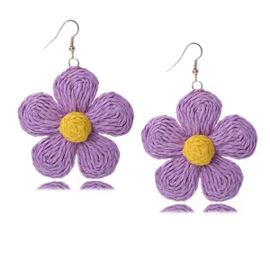 Pendientes colgantes de flor tejidos de paja, estilo bohemio de color morado para mujeres.