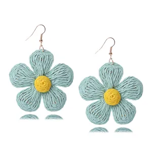 Pendientes de flores de paja tejida a mano, boho vacaciones colgantes azul amarillo.