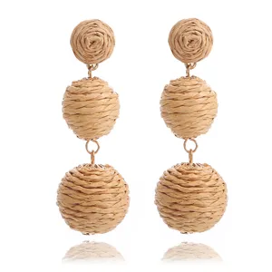 Handgemaakte rafia rattan bal oorbellen, zomer strand vakantie lange hanger stijl.