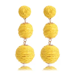 Handgemaakte raffia bal oorbellen, lange zomer strand vakantie geweven hangende sieraden.