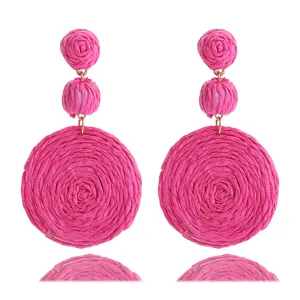 Nahaufnahme Detail der pinken Bast geflochtenen Kreis Ohrringe, Sommer Strand Urlaub Schmuck.