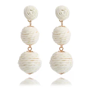 Handgemaakte witte raffia geweven rattan bal lange oorbellen perfect voor zomerse strandvakantie.