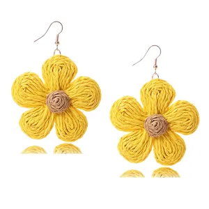 Pendientes de flores de paja tejida a mano, tierno diseño bohemio amarillo para vacaciones.