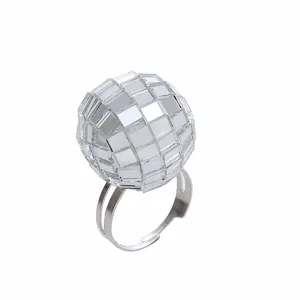 Vista dettagliata dell'anello con sfera disco a specchio, elegante accessorio vintage.