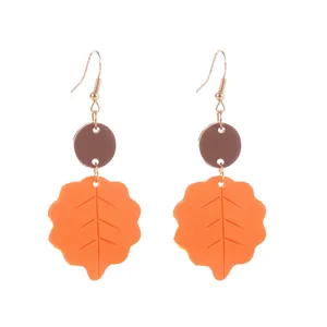 Herbst Ahornblatt Ohrringe mit brauner Scheibe und Goldhaken, handgefertigter Ton Schmuck.