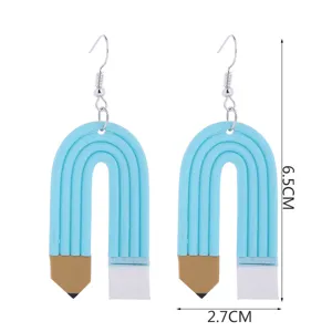 Süße Bleistift Bogen Ohrringe aus hellblauem Fimo, kreativer Schmuck für Schüler.