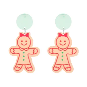 Gros plan détaillé sur ces jolies boucles d'oreilles en acrylique bonhomme de pain d'épices.