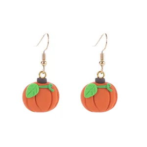 Nahaufnahme von handgemachten Fimo Kürbis Ohrringen, süßes Herbst Design für Thanksgiving.