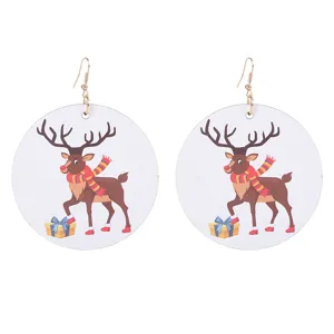 Weihnachtliche Holzohrringe mit Elch und Geschenkbox, ideal fuer festliche Partys.