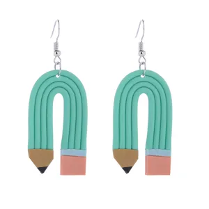 Kreative Bleistift Polymer Ton Ohrringe Detailansicht, niedlicher Studentenschmuck Zubehör.