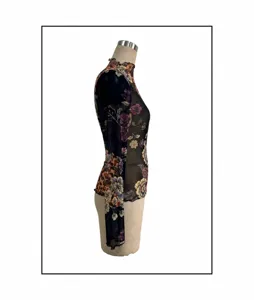 Détail de vue latérale du haut slim à manches longues en mesh imprimé floral rétro