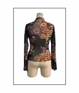 Détail arrière du haut manches longues en mesh floral vintage, chemise Y2K pour femmes.